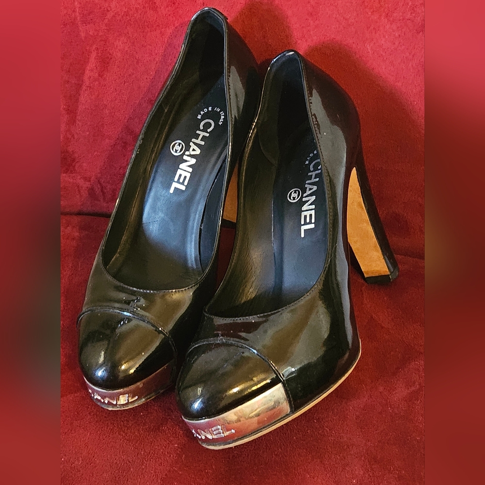 CHANEL Plated Chrome Logo Black Patent Leather Heels Sz38 (8) - Picture 9 of 15